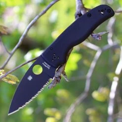 Couteau Spyderco Shaman Serrated Lame Acier CPM-S30V Manche G-10 Made USA SC229GSBK