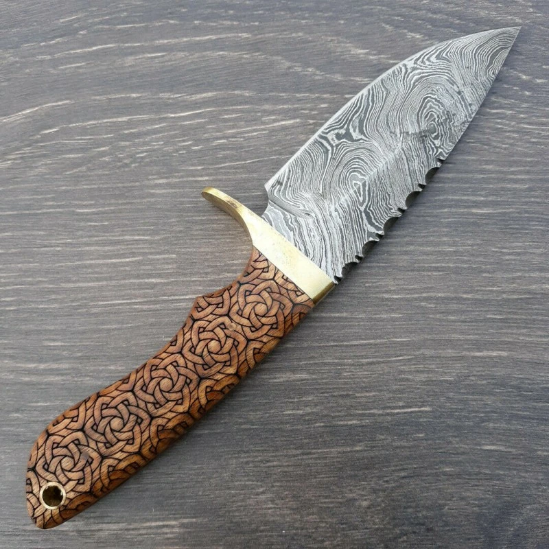 DM1208 Couteau Damas Celtic Knot Hunter Damas 256 Couches Manche Bois Etui Cuir – Image 3